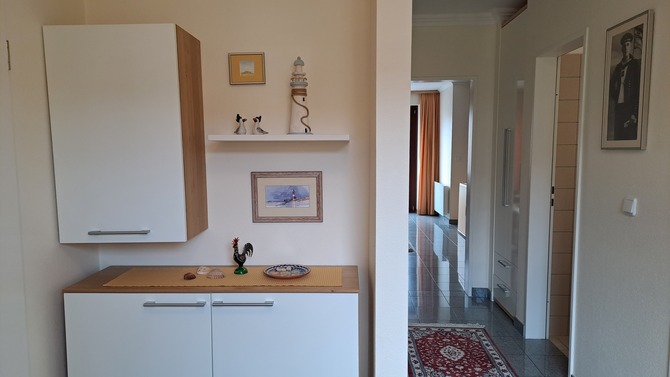 Ferienwohnung in Dahme - Meyer - Flur mit maritimer Deko und Blick ins Wohnzimmer