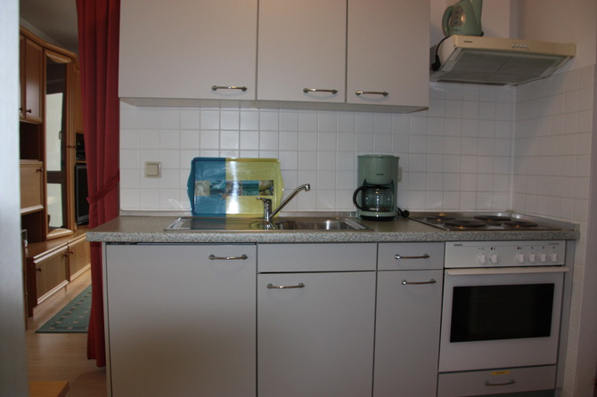 Ferienwohnung in Bansin - Lademann - K&uuml;chenzeile mit Herd, K&uuml;hlschrank, Microwelle