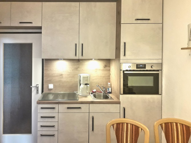 Ferienwohnung in Dahme - Berolina - K&uuml;che mit Mikrowelle und Geschirrsp&uuml;ler