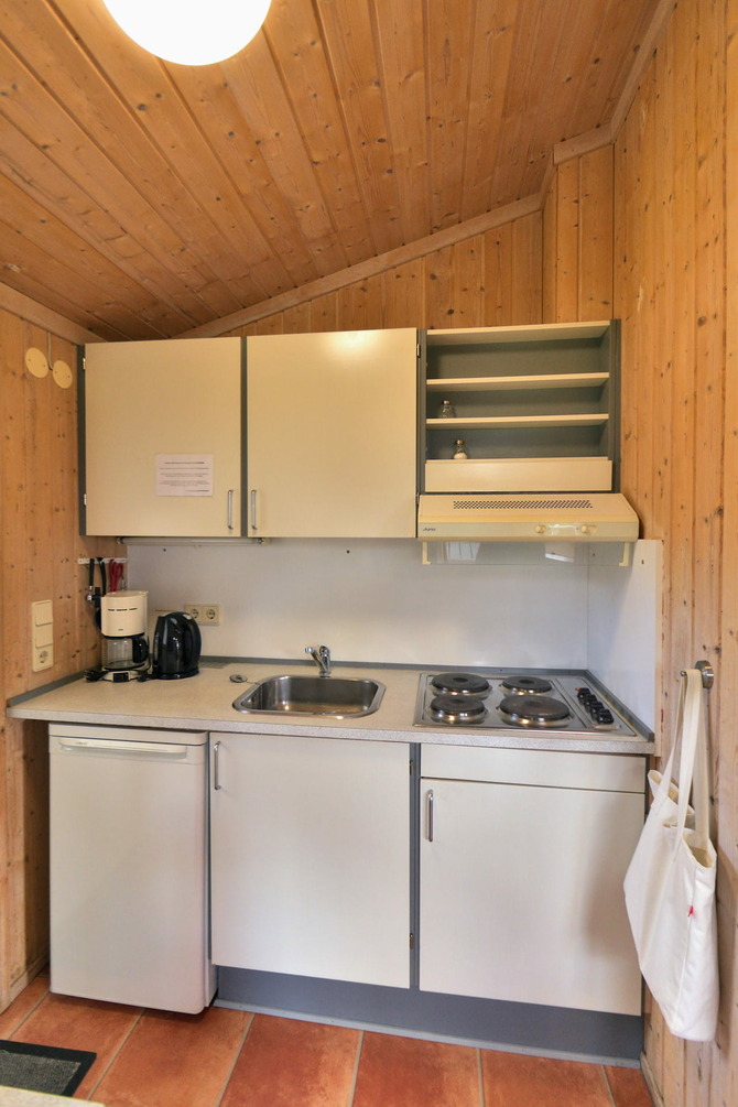 Ferienhaus in Pelzerhaken - Ferienhaus Typ A im Ferienpark AM WALDRAND - K&uuml;chenzeile im Eingangsbereich